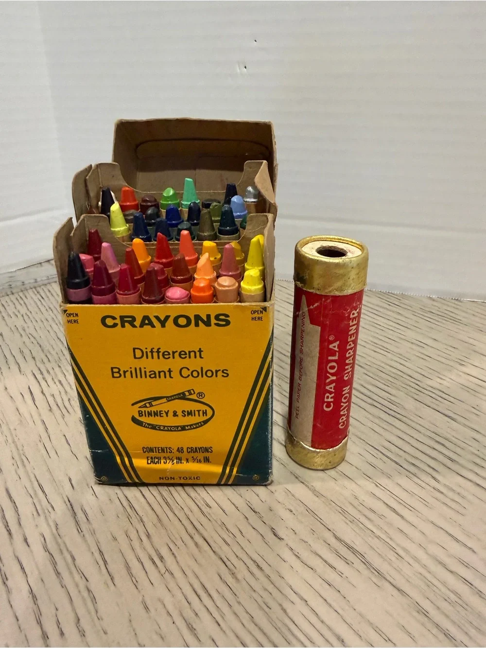 Vintage 80s Crayola Crayons 48  Binney & Smith  - crayola sharpener